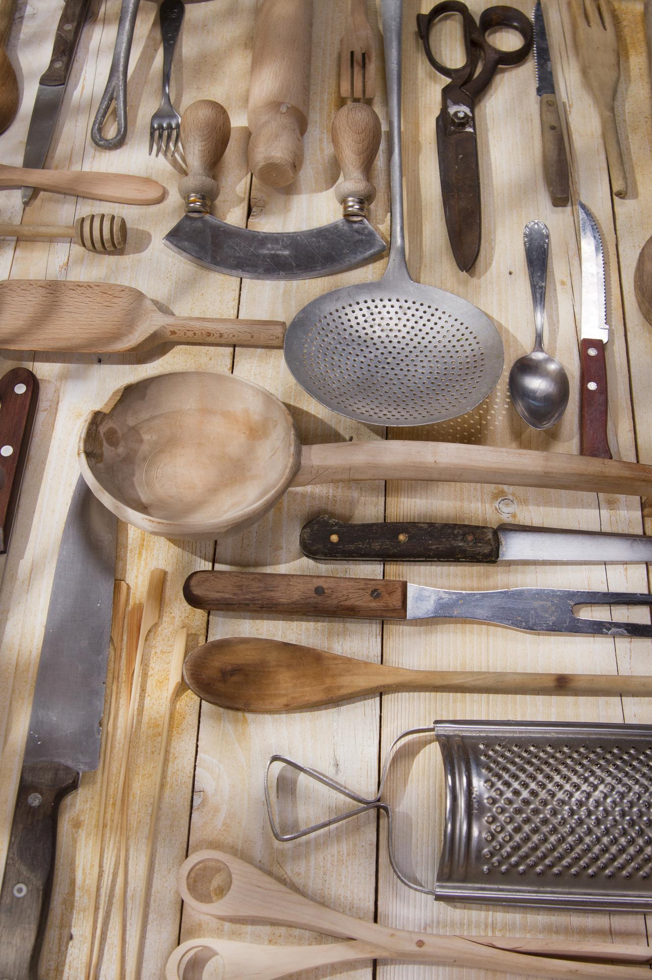 Studio cucina elegante con strumenti professionali