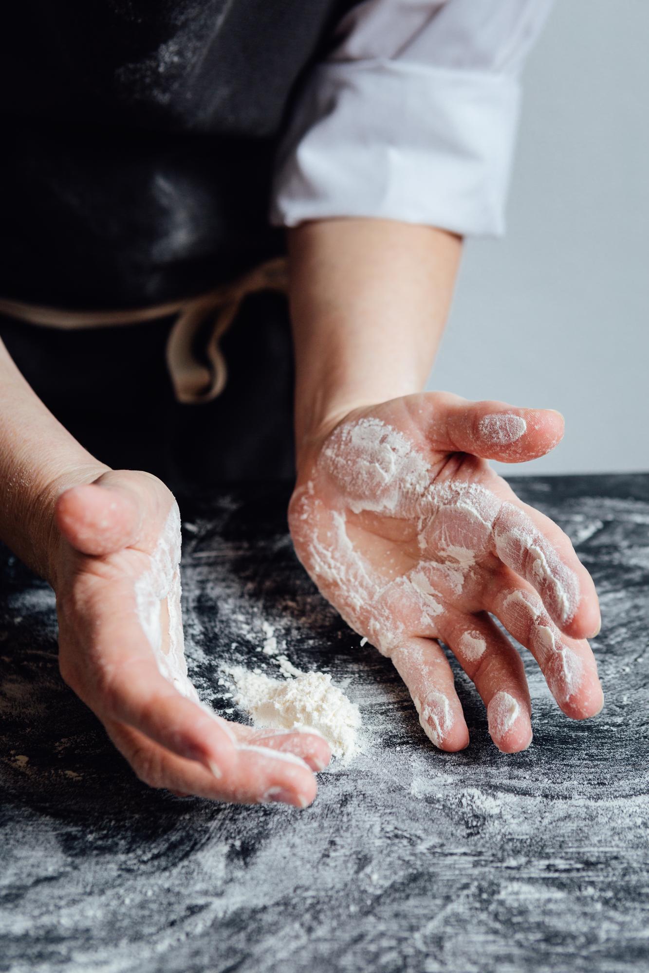 Dettaglio su mano che ripiega impasto