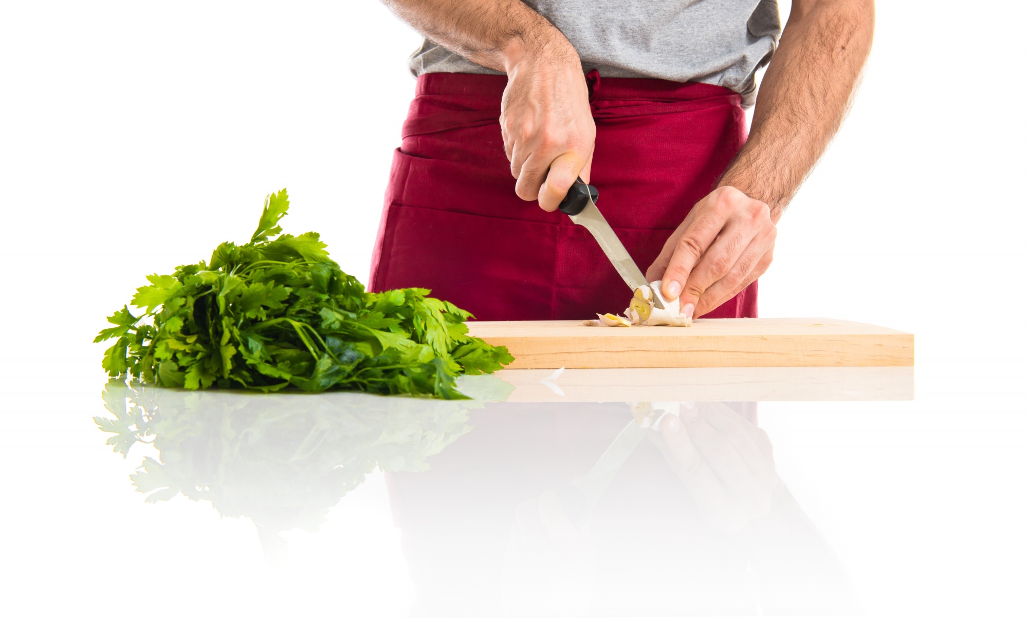 Taglio preciso di verdure su tagliere