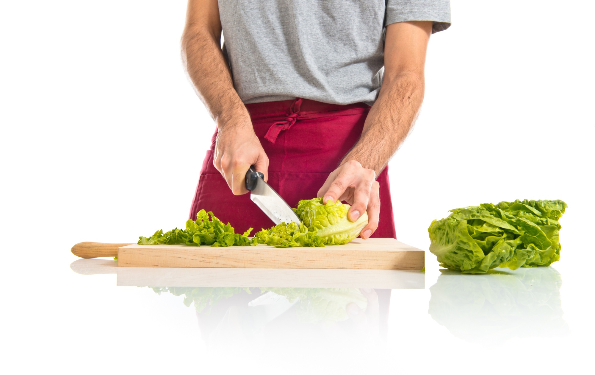 Chef in azione, close-up sulla mano che affetta